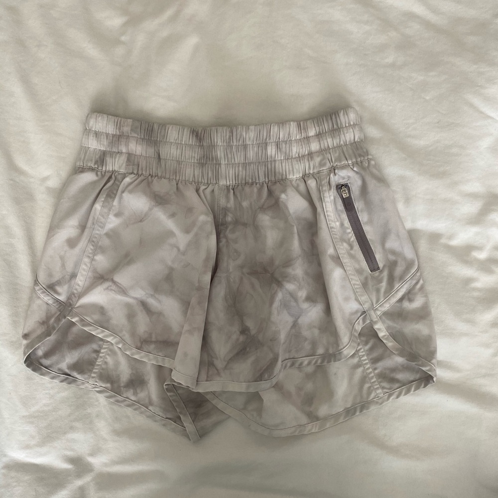 Lululemon Tracker Short 4” size 6